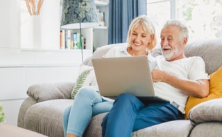 Personen am Notebook